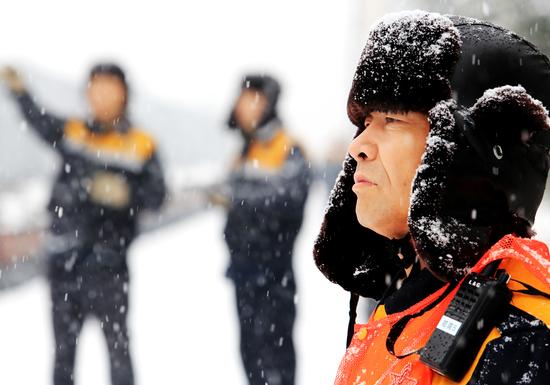 防護(hù)員一絲不茍為工友巡視作業(yè)進(jìn)行安全防護(hù)。（陳偉 攝）