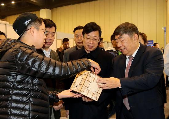 图六:与会领导参观现场