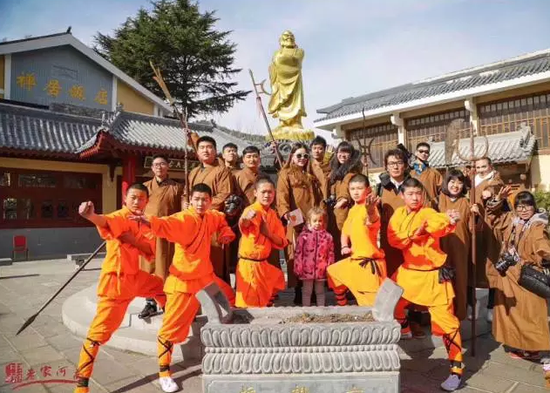 探秘团成员在嵩山少林寺武术馆进行功夫体验