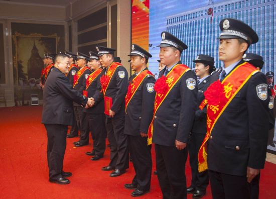 商城县公安局局长董志刚为10名＂执法标兵＂颁奖