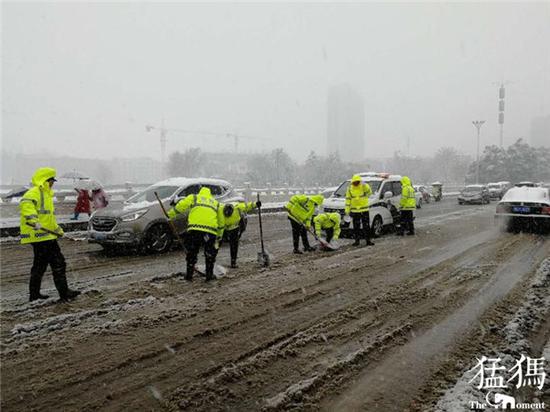 南阳出现积雪结冰 高速公路全线禁七座以上客