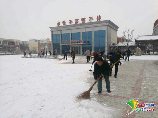 乡亲们义务劳动，清扫积雪迎新春。原志强 摄