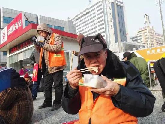 去年暖心现场：环卫工人吃上了热腾腾的饺子