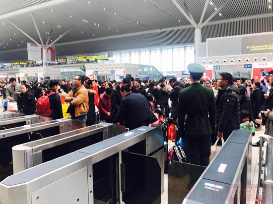 郑州铁路迎来节后返程高峰 预计发送旅客49万