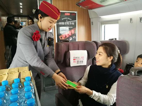 郑州客运段高铁二队温馨服务应对返程客流