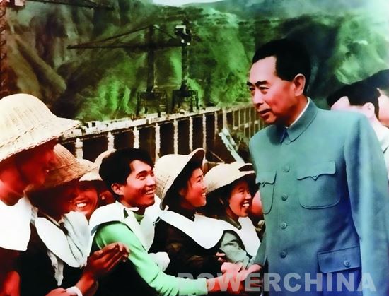 1958年4月，周恩来视察黄河三门峡工程时与建设者亲切握手