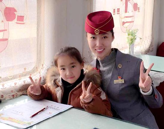 和小朋友互動(dòng)