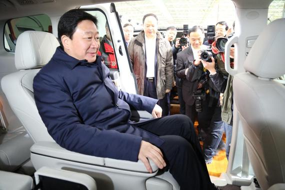 宜昌市委书记、宜昌市人大常委会主任周霁现场体验2017年底最新上市的“全场景奢享大型MPV”传祺GM8