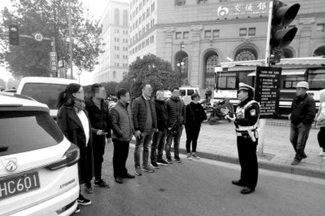 郑州限行首日交警处罚6154辆车 违章司机排队