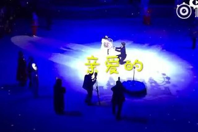 郑州大四男生万元包冰场求婚_新浪河南_新浪网
