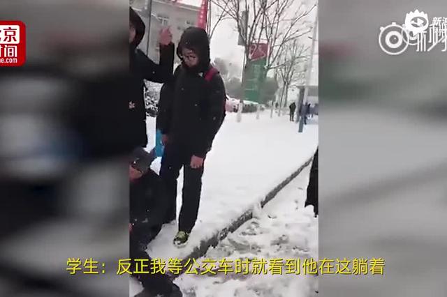 老人醉倒雪地无人过问 俩高中生上前施救