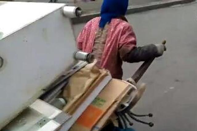 平顶山7旬奶奶捡废品养家 老伴心疼牵手