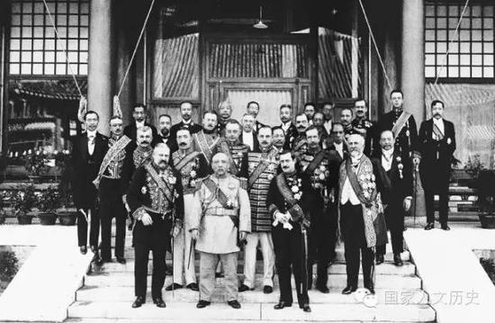 1913年10月10日袁世凯正式就任中华民国大总统之后,与各国驻华使节合影。前排中为袁世凯;三排右一为总统府秘书长梁士诒、右二司法总长梁启超;后排右一内务总长朱启钤,右四起为大理院院长章宗祥、外交部参事顾维钧、外交次长曹汝霖、大总统府外交顾问陆征祥、海军总长刘冠雄、参议院议员王家襄、教育总长汪大燮。章宗祥前左为侍从武官长荫昌,汪大燮前右为众议院议长汤化龙