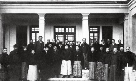 1915年,袁世凯登基大典筹备处主要成员,前排左五为筹备处处长、北洋政府内务总长朱启钤,左六曹汝霖、左七杨士琦,杨士琦身后为章宗祥、章宗祥右为江庸