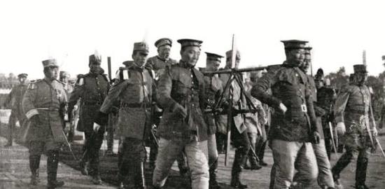 1914年12月, 北京天坛,袁世凯身穿戎装坐轿前往北京天坛,准备祭天典礼