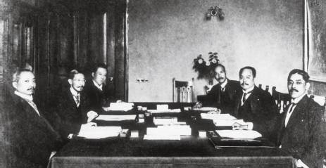 1925年5月25日,《民四条约》签订时中日代表合影。左起:外交次长曹汝霖、外交总长陆征祥、秘书施履本;日方参赞小幡酉吉、驻华公使日置益、书记官高尾亨