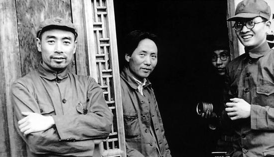 1937年,延安,毛泽东、周恩来、博古。