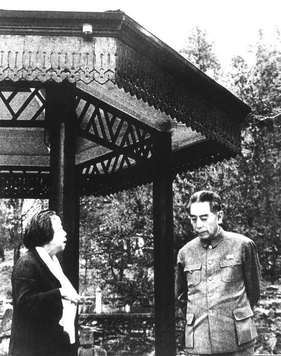 1973年,周恩来疗养期间和邓颖超在香山双清别墅散步
