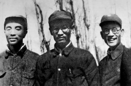 1948年,人民日报第一任社长兼总编辑张磐石(中)与晋冀鲁豫解放区主要负责人党委书记李雪峰(右)、组织部长赖若愚(左)合影。