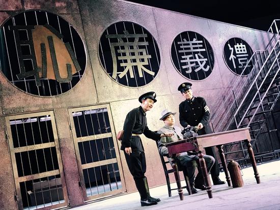 易中天话剧《模范监狱》片段首曝光 气氛悬疑