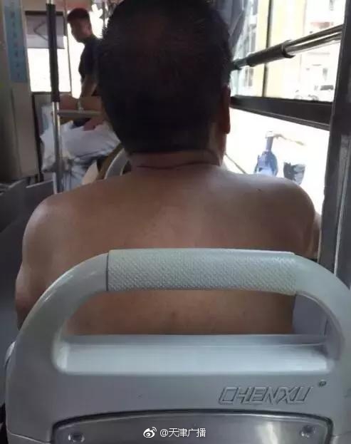 男子公交上光膀子 网友p图帮他"穿衣服"