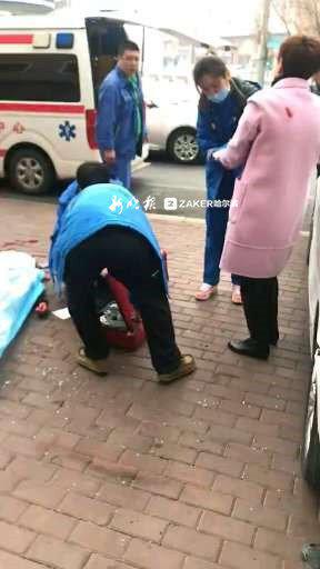 ↑13 时 30 分许,记者在现场看到,被刺身亡女子尸体已经被运离现场。