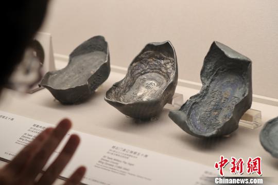 上博正在展出的“熠熠千年：中国货币史中的白银”特展。　张亨伟 摄