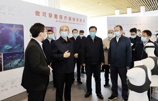 在深哈产业园展览中心二楼，许勤了解深圳善行医疗公司研发和产品应用等情况。