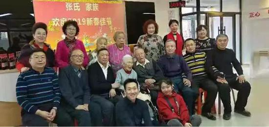 王桂珍和儿孙们在一起