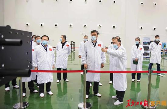 王文涛在哈尔滨工业大学微小型航天器研发中心调研。