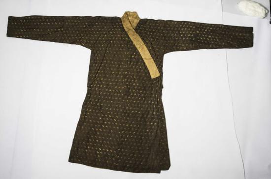 齐国王墓丝织品服饰保存完整,工艺,款式,精美的花纹和精湛的工艺令