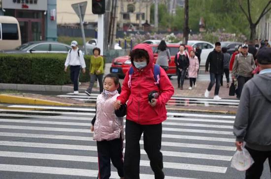 街路上，市民又翻出了羽绒服，只叹冰城一秒入秋。