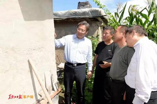 王文涛在村民王俊峰家中查看房屋受损情况。