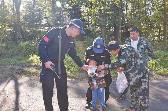 妈妈竟带5岁娃进山 失联24小时 接警后 70余名民警紧急搜山找