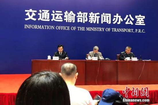 交通运输部 6 月份例行新闻发布会现场。 程春雨 摄