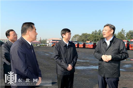 王文濤對龍煤集團全力保證省內供暖用煤需求表示肯定,要求繼續多渠道增加煤炭供給。孫強 攝 (圖自東北網)