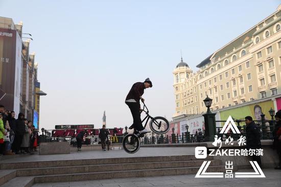 街道两边的欧式建筑群,让大家好似来到了欧洲过春节。