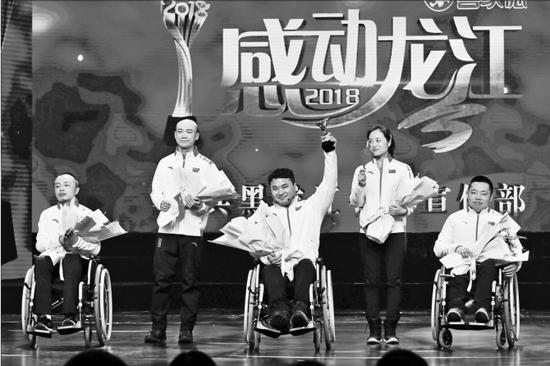 中国轮椅冰壶队哈尔滨籍教练员运动员团队。