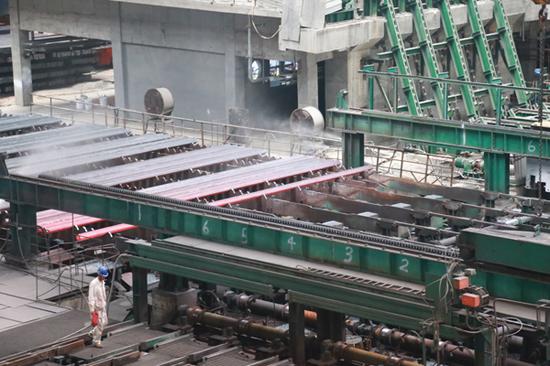 建龙北满特钢正在运行的方坯生产线。