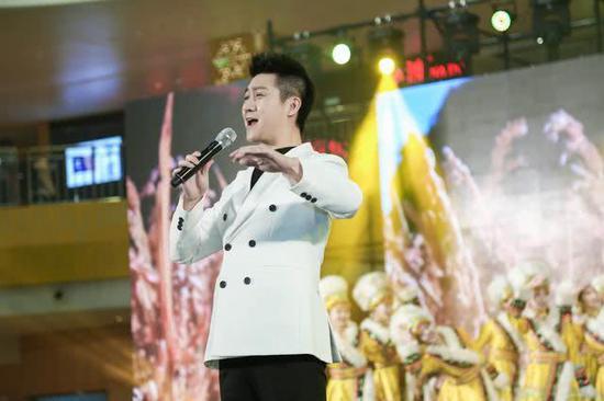 青年演唱家汤俊现场演唱歌曲《北国好风光》