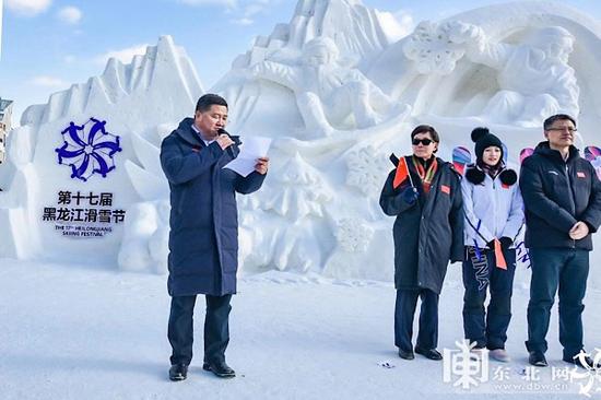 哈尔滨市政府亚布力管委会主任曹德友推介本届滑雪节。