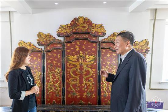 ▲哈尔滨市日月星少数民族博物馆名誉馆长明继学（右）接受记者采访。