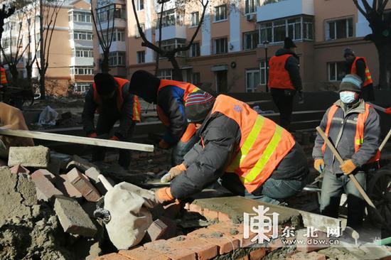 在辽河小区改造现场，施工人员正在对小区广场进行施工。东北网记者 陈显春 摄