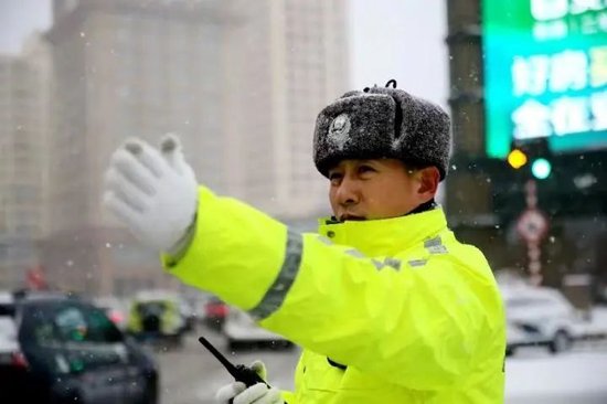 2700余名哈尔滨交警开启“战风斗雪”模式