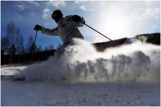 我国最北专业滑雪场——大兴安岭映山红滑雪场开启滑雪季。新华社记者王凯摄