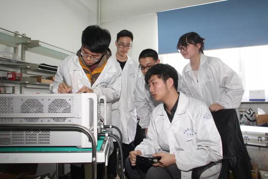 紫丁香学生微纳卫星团队正在进行卫星研发。记者苏强摄
