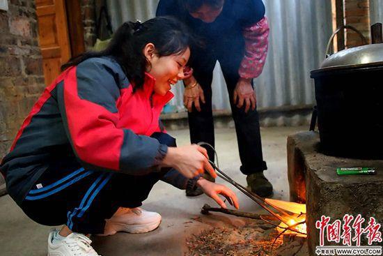 李居香在家生火做饭。中国青年报·中青在线记者 谢洋/摄
