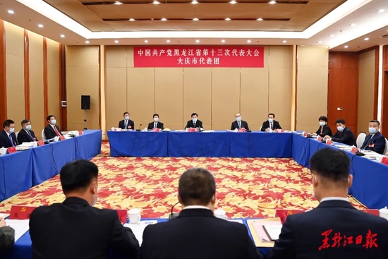 4月29日，胡昌升同志到他所在的省第十三次党代会大庆代表团，与代表们一起讨论十二届省委报告和十二届省纪委工作报告。