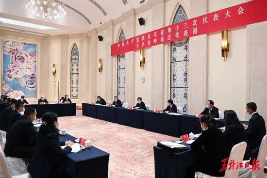 4月30日，胡昌升同志到省第十三次党代会大兴安岭代表团，与代表们一起讨论十二届省委报告和十二届省纪委工作报告。
