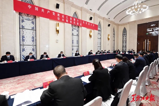 4月29日，胡昌升同志到省第十三次党代会佳木斯代表团，与代表们一起讨论十二届省委报告和十二届省纪委工作报告。